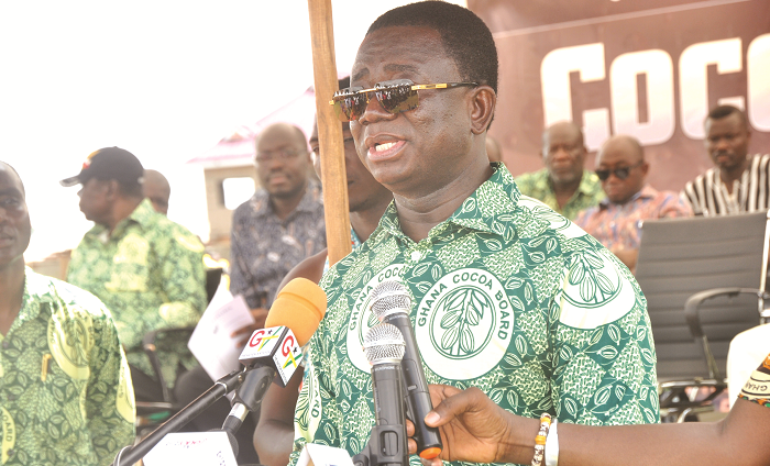  Dr Stephen Kwabena Opuni, the Chief Executive of COCOBOD, addressing cocoa farmers. Picture: EMMANUEL BAAH